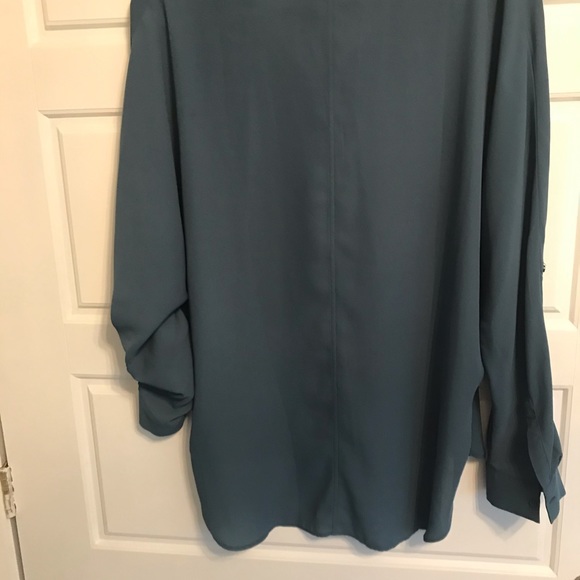 💜 2 / 25$ 💜 Beautiful top never worn - Picture 2 of 5